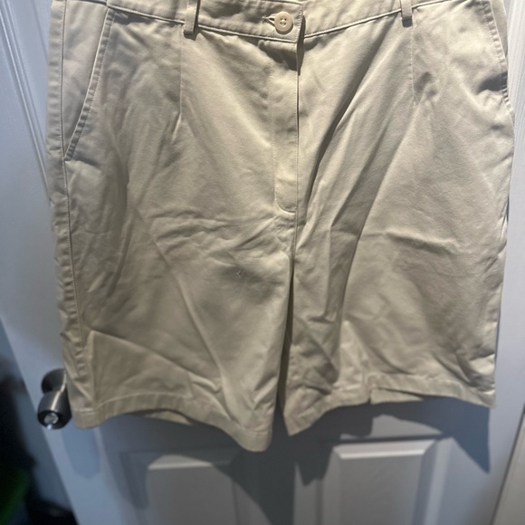 L.L. Bean Womens Stretch Shorts Size 16 Original Fit Beige  Front Pockets Cotton - Picture 3 of 9